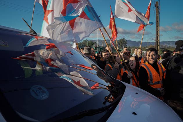 Workers rally at the Amazon plant in O Porrino Pontevedra Workers at the Amazon plant rallied, 23 DECEMBER 2025, in O Porrino, Pontevedra, Galicia Spain Workers at the Amazon plant in O Porrino have rallied to denounce abusive working conditions and breaches in occupational safety 23 DECEMBER 2025 Adriá O Porrino, Pontevedra Galicia Galicia O Porrino, Pontevedra Galicia Galicia Espana  Copyright: xAdrianxIragox 7185647