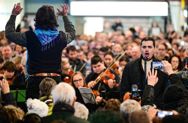 People gathered to sing Christmas Mass by Jakub Jan Ryba at Main Railway Station in Prague, Czech Republic, on December 23, 2025. (CTKxPhoto RomanxVondrous) CTKPhotoP2025122303230  CTKPhotoP2025122303230