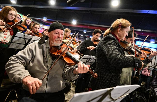 People gathered to sing Christmas Mass by Jakub Jan Ryba at Main Railway Station in Prague, Czech Republic, on December 23, 2025. (CTKxPhoto RomanxVondrous) CTKPhotoP2025122303239  CTKPhotoP2025122303239