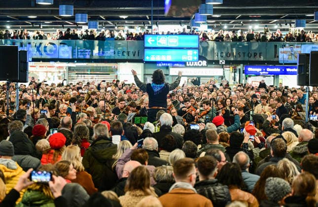 People gathered to sing Christmas Mass by Jakub Jan Ryba at Main Railway Station in Prague, Czech Republic, on December 23, 2025. (CTKxPhoto RomanxVondrous) CTKPhotoP2025122303294  CTKPhotoP2025122303294