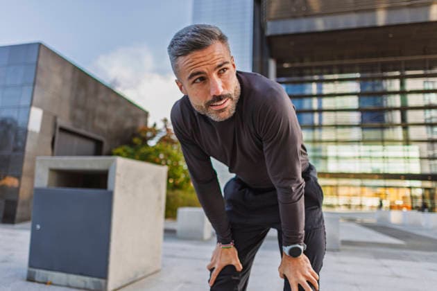 Urban fitness athlete resting after a jog outdoors in city street model released, Symbolfoto, JCCMF14278