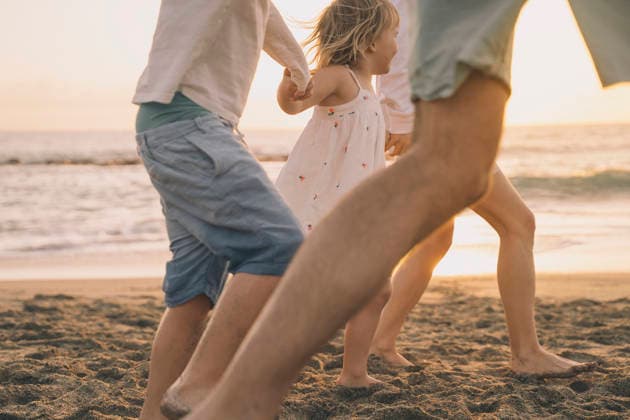 Family enjoying quality time together on the beach at sunset model released, Symbolfoto, NDEF03038