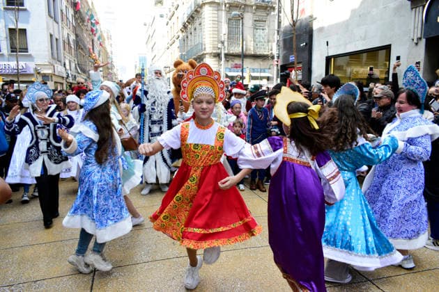 Russian Santa Christmas Parade Russian community in Mexico taking part during the Ded Moroz - Russian Santa Christmas parade at Palacio de Bellas Artes. on December 23, 2025, in Mexico City, Mexico. (Photo by Luis Barron Eyepix Group) Copyright: xLuisxBarronx xEyepixxGroupx LB_23122025_174280