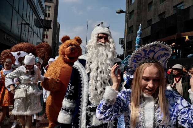 December 23, 2025, Mexico, Cdmx, Mexico: Members of the Russian community living in Mexico City held a parade to celebrate Christmas. They celebrate the birthday of Ded Moroz, the Russian equivalent of Santa Claus, on December 18th. However, Christmas in Russia is celebrated on January 7th according to the Russian Orthodox Church. Some Russians living in Mexico celebrate it on December 24th, like most of the country, following Catholic traditions. Mexico Mexico - ZUMAp204 20251223_zip_p204_024 Copyright: xJosuexPerezx