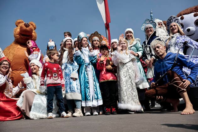December 23, 2025, Mexico, Cdmx, Mexico: Members of the Russian community living in Mexico City held a parade to celebrate Christmas. They celebrate the birthday of Ded Moroz, the Russian equivalent of Santa Claus, on December 18th. However, Christmas in Russia is celebrated on January 7th according to the Russian Orthodox Church. Some Russians living in Mexico celebrate it on December 24th, like most of the country, following Catholic traditions. Mexico Mexico - ZUMAp204 20251223_zip_p204_037 Copyright: xJosuexPerezx