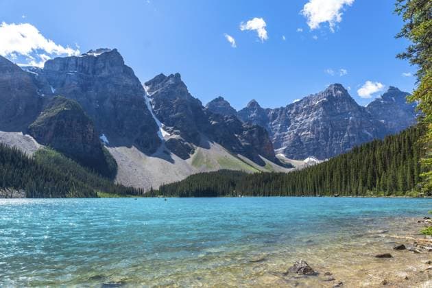 Das leuchtend türkisfarbene Wasser des Moraine Lake spiegelt die majestätischen kanadischen Rockies im Banff Nationalpark wider und schafft eine atemberaubende Sommerlandschaft voller natürlicher Schönheit und Ruhe Moraine lake s vibrant turquoise waters mirror the majestic canadian rockies in banff national park, creating a stunning summer landscape filled with natural beauty and tranquility Copyright: imageBROKER UnaixHuizi ibxuhu16001415.jpg ,model released, Symbolfoto ,property released