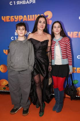 RUSSIA, MOSCOW - DECEMBER 24, 2025: Actress Natalya Kanevskaya poses with children on the red carpet during the premiere of the family comedy Cheburashka 2 by Dmitry Dyachenko at the KARO 11 Oktyabr cinema on Novy Arbat Street (New Arbat Avenue). Valery Sharifulin TASS  86692443