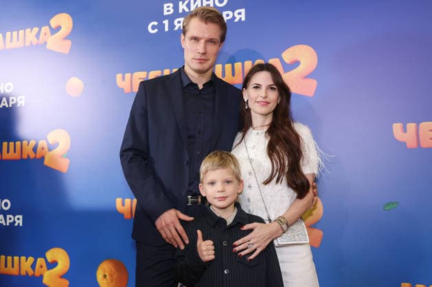 RUSSIA, MOSCOW - DECEMBER 24, 2025: Actor Kirill Zaitsev poses with his wife Anastasia Trubchevskaya and their son on the red carpet during the premiere of the family comedy Cheburashka 2 by Dmitry Dyachenko at the KARO 11 Oktyabr cinema on Novy Arbat Street (New Arbat Avenue). Valery Sharifulin TASS  86692827