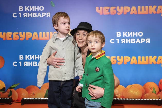 RUSSIA, MOSCOW - DECEMBER 24, 2025: Actress Olga Sutulova poses with children on the red carpet during the premiere of the family comedy Cheburashka 2 by Dmitry Dyachenko at the KARO 11 Oktyabr cinema on Novy Arbat Street (New Arbat Avenue). Valery Sharifulin TASS  86692668