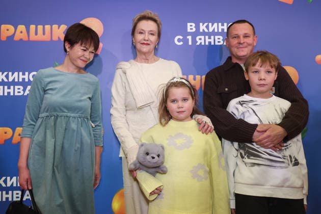 RUSSIA, MOSCOW - DECEMBER 24, 2025: Actress Irina Rozanova (C) poses on the red carpet during the premiere of the family comedy Cheburashka 2 by Dmitry Dyachenko at the KARO 11 Oktyabr cinema on Novy Arbat Street (New Arbat Avenue). Valery Sharifulin TASS  86692826