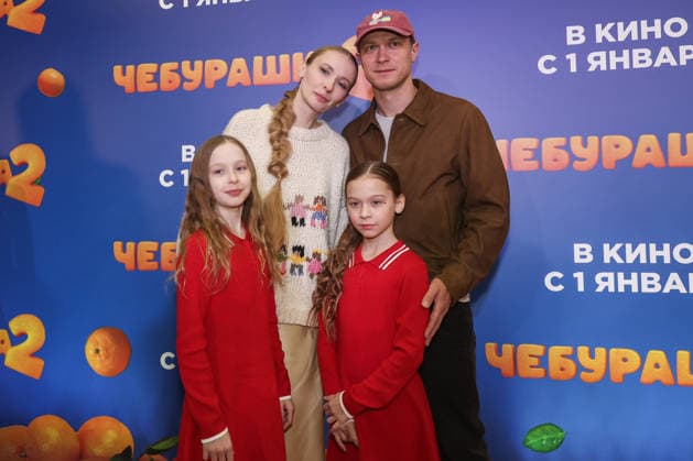 RUSSIA, MOSCOW - DECEMBER 24, 2025: Actor Yuri Borisov poses with his family on the red carpet during the premiere of the family comedy Cheburashka 2 by Dmitry Dyachenko at the KARO 11 Oktyabr cinema on Novy Arbat Street (New Arbat Avenue). Valery Sharifulin TASS  86692828