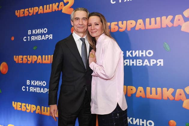 RUSSIA, MOSCOW - DECEMBER 24, 2025: Producer Anton Zlatopolsky poses with his wife, TV host Darya Zlatopolskaya, on the red carpet during the premiere of the family comedy Cheburashka 2 by Dmitry Dyachenko at the KARO 11 Oktyabr cinema on Novy Arbat Street (New Arbat Avenue). Valery Sharifulin TASS  86692665