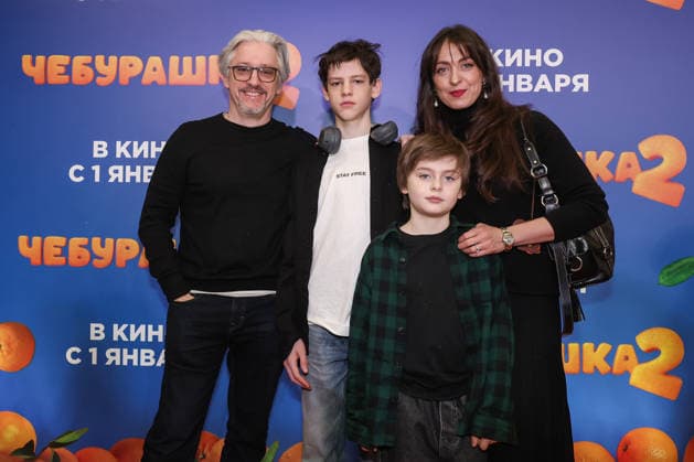 RUSSIA, MOSCOW - DECEMBER 24, 2025: Film director Michael Vaynberg poses with his family on the red carpet during the premiere of the family comedy Cheburashka 2 by Dmitry Dyachenko at the KARO 11 Oktyabr cinema on Novy Arbat Street (New Arbat Avenue). Valery Sharifulin TASS  86692666