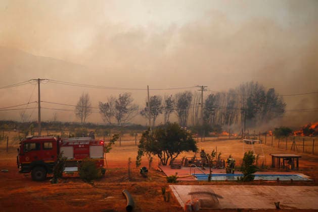 Maule, December 24, 2025 Firefighters are working on the red alert decreed for the communes of Maule due to forest fires near inhabited areas Jose Robles Aton Chile, Aton 1114199  Copyright: JOSExROBLES xATONxCHILE