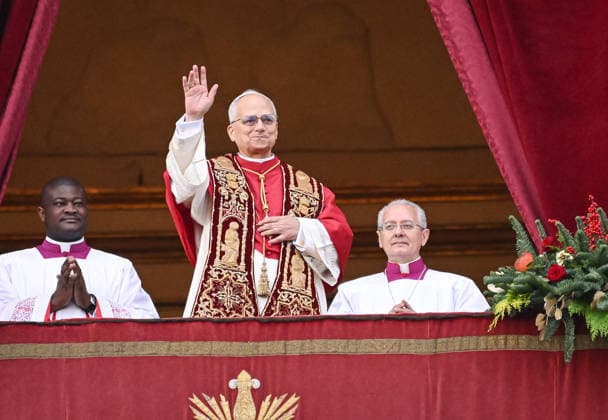 Rom, Vatikan Weihnachten 25.12.2025 Papst Leo XIV. bei der Weihnachtsbotschaft und dem Urbi Et Orbi Segen von der Loggia des Petersdom *** Rome, Vatican Christmas 25 12 2025 Pope Leo XIV at the Christmas message and the Urbi Et Orbi blessing from the loggia of St. Peters Basilica