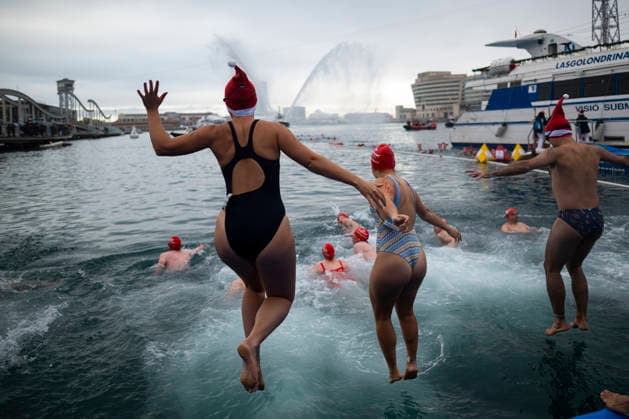 116 Copa Nadal of swimming of the Club Natació Barcelona A group of people participate in the 116 Copa Nadal of swimming of the Club Natació Barcelona, in Moll de Drassanes, on December 25, 2025, in Barcelona, Catalonia Spain The Copa Nadal, organized by the Club Natació Barcelona since 1908, is the oldest swimming crossing in Spain and is held every December 25 in the Port of Barcelona, is the oldest swimming crossing in Spain and is held every December 25 in the Port of Barcelona Hundreds of participants swim 200 meters in front of the Moll de la Fusta in an emblematic event of the Barcelona Christmas calendar 25 DECEMBER 2025 Lorena Sopê Barcelona Catalunya Barcelona Catalunya Catalunya Espana  Copyright: xLorenaxSopÃªnax 7187041