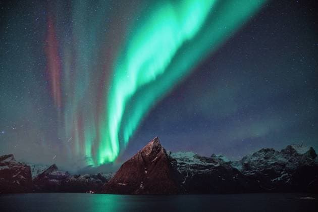 (251225) -- LOFOTEN ISLANDS, Dec. 25, 2025 -- This photo taken on Dec. 23, 2025 shows the aurora seen at night in Reine, the Lofoten Islands, Norway. (Photo by Xinhua) NORWAY-LOFOTEN ISLANDS-REINE-AURORA ZhangxYuheng 