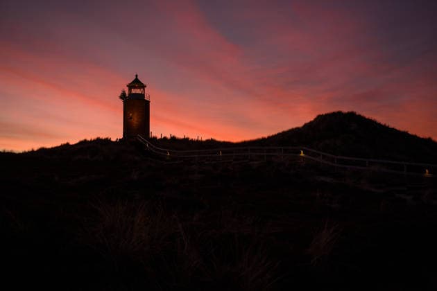Nordseeinsel Sylt Das Quermarkenfeuer thront über den Dünen, vom letzten Tageslicht umgeben. Kampen Schleswig-Holstein Deutschland *** North Sea island of Sylt The Quermarkenfeuer sits enthroned above the dunes, surrounded by the last light of day Kampen Schleswig Holstein Germany