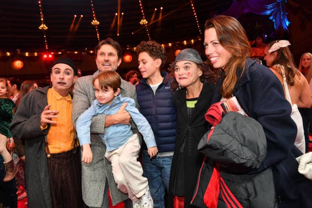 Simon Verhoeven with family and clown Premiere winter season 2025 Circus Krone Ich Du, Wir Krone Manege Kronebau Munich December 25, 2025
