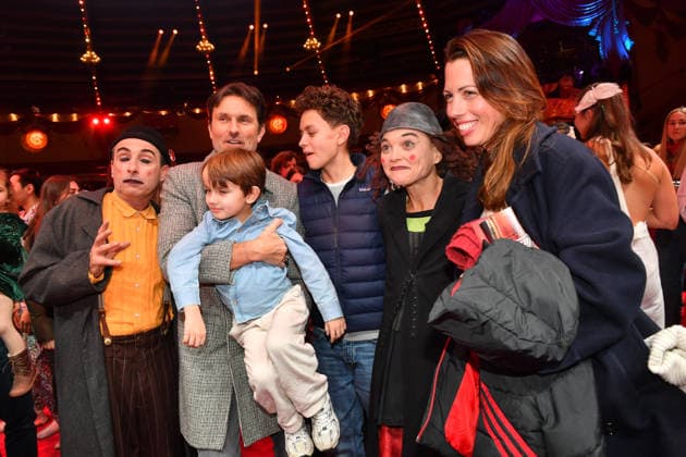 Simon Verhoeven with family and clown Premiere winter season 2025 Circus Krone Ich Du, Wir Krone Manege Kronebau Munich December 25, 2025