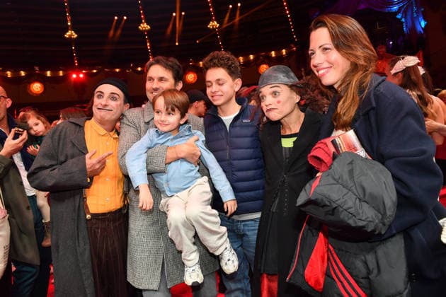 Simon Verhoeven with family and clown Premiere winter season 2025 Circus Krone Ich Du, Wir Krone Manege Kronebau Munich December 25, 2025