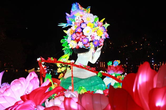 NANJING, CHINA - DECEMBER 26: Lantern sets are lit up during a trial run of the 40th Qinhuai Lantern Festival, one of China s oldest and most enchanting traditions, at Bailuzhou Park on December 26, 2025 in Nanjing, Jiangsu Province of China.  Copyright: xVCGx 111612086896