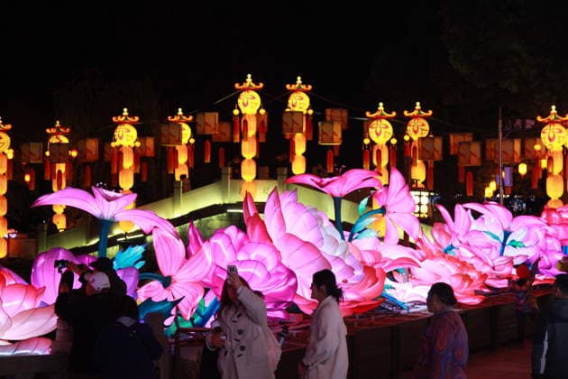 NANJING, CHINA - DECEMBER 26: Lantern sets are lit up during a trial run of the 40th Qinhuai Lantern Festival, one of China s oldest and most enchanting traditions, at Bailuzhou Park on December 26, 2025 in Nanjing, Jiangsu Province of China.  Copyright: xVCGx 111612086892