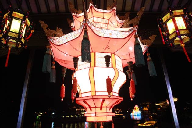 NANJING, CHINA - DECEMBER 26: Lantern sets are lit up during a trial run of the 40th Qinhuai Lantern Festival, one of China s oldest and most enchanting traditions, at Bailuzhou Park on December 26, 2025 in Nanjing, Jiangsu Province of China.  Copyright: xVCGx 111612086893