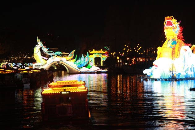 NANJING, CHINA - DECEMBER 26: Lantern sets are lit up during a trial run of the 40th Qinhuai Lantern Festival, one of China s oldest and most enchanting traditions, at Bailuzhou Park on December 26, 2025 in Nanjing, Jiangsu Province of China.  Copyright: xVCGx 111612086924