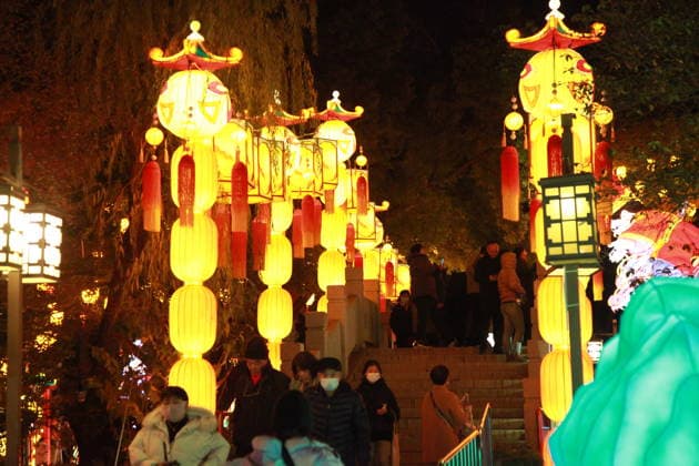 NANJING, CHINA - DECEMBER 26: Lantern sets are lit up during a trial run of the 40th Qinhuai Lantern Festival, one of China s oldest and most enchanting traditions, at Bailuzhou Park on December 26, 2025 in Nanjing, Jiangsu Province of China.  Copyright: xVCGx 111612086927