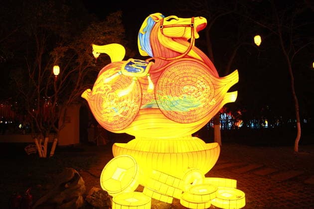 NANJING, CHINA - DECEMBER 26: Lantern sets are lit up during a trial run of the 40th Qinhuai Lantern Festival, one of China s oldest and most enchanting traditions, at Bailuzhou Park on December 26, 2025 in Nanjing, Jiangsu Province of China.  Copyright: xVCGx 111612086919