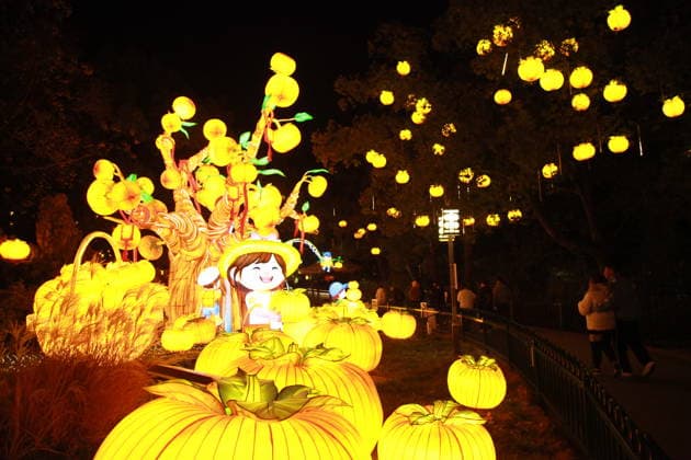 NANJING, CHINA - DECEMBER 26: Lantern sets are lit up during a trial run of the 40th Qinhuai Lantern Festival, one of China s oldest and most enchanting traditions, at Bailuzhou Park on December 26, 2025 in Nanjing, Jiangsu Province of China.  Copyright: xVCGx 111612086923