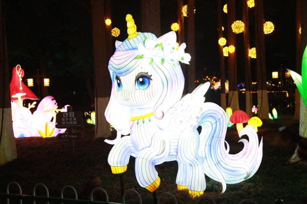 NANJING, CHINA - DECEMBER 26: Lantern sets are lit up during a trial run of the 40th Qinhuai Lantern Festival, one of China s oldest and most enchanting traditions, at Bailuzhou Park on December 26, 2025 in Nanjing, Jiangsu Province of China.  Copyright: xVCGx 111612086911