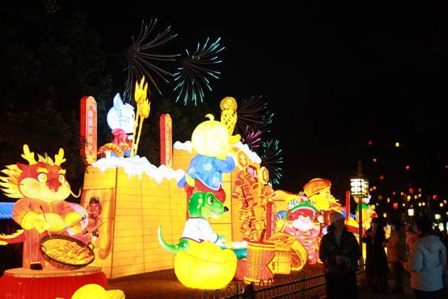 NANJING, CHINA - DECEMBER 26: Lantern sets are lit up during a trial run of the 40th Qinhuai Lantern Festival, one of China s oldest and most enchanting traditions, at Bailuzhou Park on December 26, 2025 in Nanjing, Jiangsu Province of China.  Copyright: xVCGx 111612086913