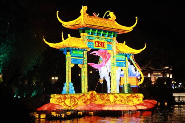 NANJING, CHINA - DECEMBER 26: Lantern sets are lit up during a trial run of the 40th Qinhuai Lantern Festival, one of China s oldest and most enchanting traditions, at Bailuzhou Park on December 26, 2025 in Nanjing, Jiangsu Province of China.  Copyright: xVCGx 111612086907