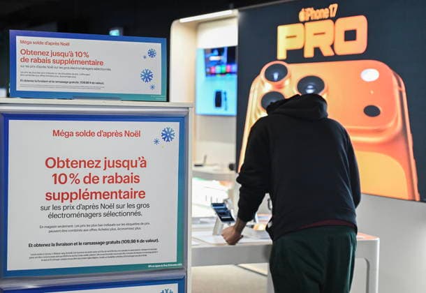 December 26, 2025, Montreal, Pq, Canada: A person shops for a cell phone at a Best Buy electronics store on Boxing Day in Montreal, Friday, Dec. 26, 2025. Montreal Canada  - ZUMAc35_ 20251226_zaf_c35_003 Copyright: xGrahamxHughesx