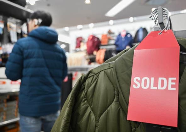 December 26, 2025, Montreal, Pq, Canada: A sign advertising clothing on sale is shown at a store on Boxing Day in Montreal, Friday, Dec. 26, 2025. Montreal Canada  - ZUMAc35_ 20251226_zaf_c35_009 Copyright: xGrahamxHughesx