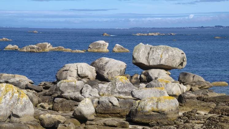 Creative Highlights World Große Felsbrocken an einer ruhigen Küste unter blauem Himmel und Wolken, Brignogan-Plage, Bretagne, Frankreich Large boulders on a quiet coast under blue sky and clouds, Brignogan-Plage, Brittany, France Copyright: imageBROKER ag-pix ibxagg16035770.jpg