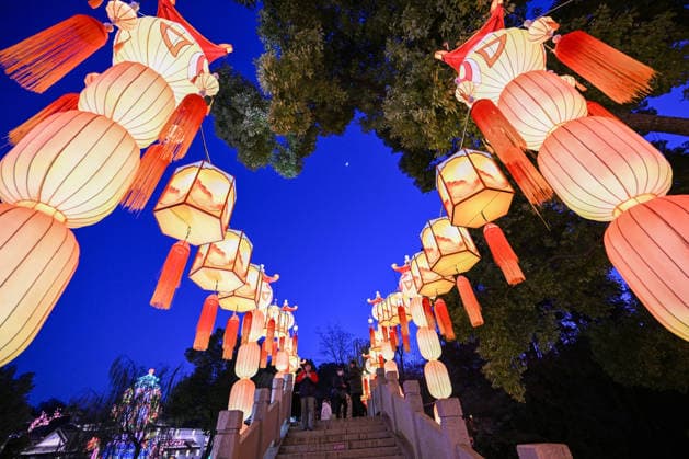 Festive Lantern Exhibited in Nanjing NANJING, CHINA - DECEMBER 26, 2025 - Tourists enjoy festive lanterns in Bailuzhou Park in Nanjing, Jiangsu Province, China on December 26, 2025. Nanjing Jiangsu China  Copyright: xCFOTOx i1766799766733