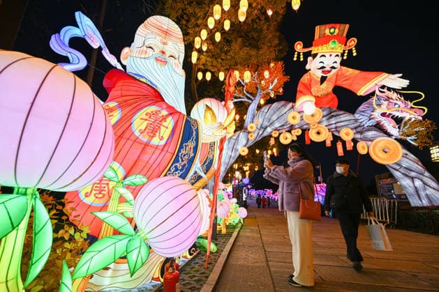 Festive Lantern Exhibited in Nanjing NANJING, CHINA - DECEMBER 26, 2025 - Tourists enjoy festive lanterns in Bailuzhou Park in Nanjing, Jiangsu Province, China on December 26, 2025. Nanjing Jiangsu China  Copyright: xCFOTOx i1766799767210