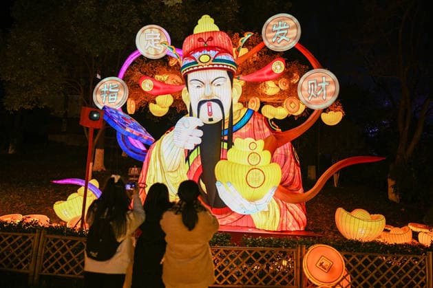 Festive Lantern Exhibited in Nanjing NANJING, CHINA - DECEMBER 26, 2025 - Tourists enjoy festive lanterns in Bailuzhou Park in Nanjing, Jiangsu Province, China on December 26, 2025. Nanjing Jiangsu China  Copyright: xCFOTOx i1766799767369