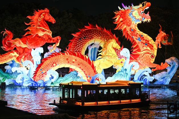 Festive Lantern Exhibited in Nanjing NANJING, CHINA - DECEMBER 26, 2025 - Tourists enjoy festive lanterns in Bailuzhou Park in Nanjing, Jiangsu Province, China on December 26, 2025. Nanjing Jiangsu China  Copyright: xCFOTOx i1766799767875