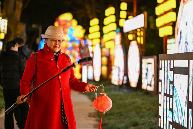 Festive Lantern Exhibited in Nanjing NANJING, CHINA - DECEMBER 26, 2025 - Tourists enjoy festive lanterns in Bailuzhou Park in Nanjing, Jiangsu Province, China on December 26, 2025. Nanjing Jiangsu China  Copyright: xCFOTOx i1766799768044