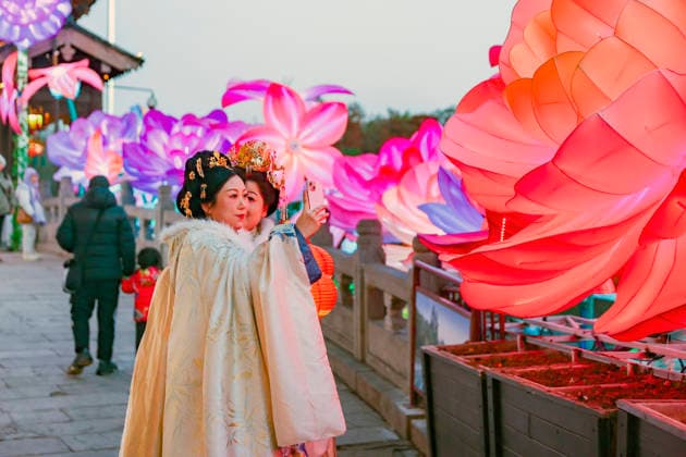 Festive Lantern Exhibited in Nanjing Tourists enjoy festive lanterns in Bailuzhou Park in Nanjing, Jiangsu Province, China on December 26, 2025. Nanjing Jiangsu China  Copyright: xCFOTOx i1766822427093