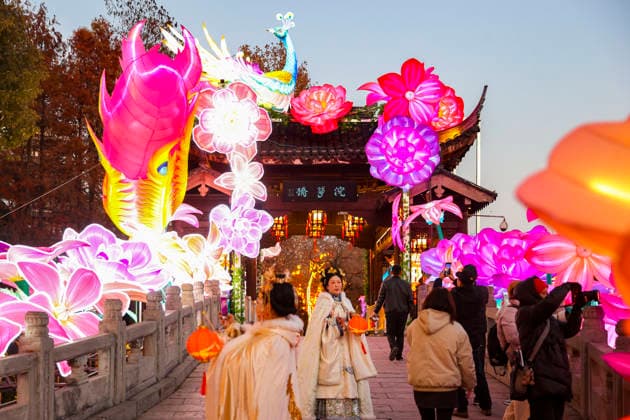 Festive Lantern Exhibited in Nanjing Tourists enjoy festive lanterns in Bailuzhou Park in Nanjing, Jiangsu Province, China on December 26, 2025. Nanjing Jiangsu China  Copyright: xCFOTOx i1766822427236