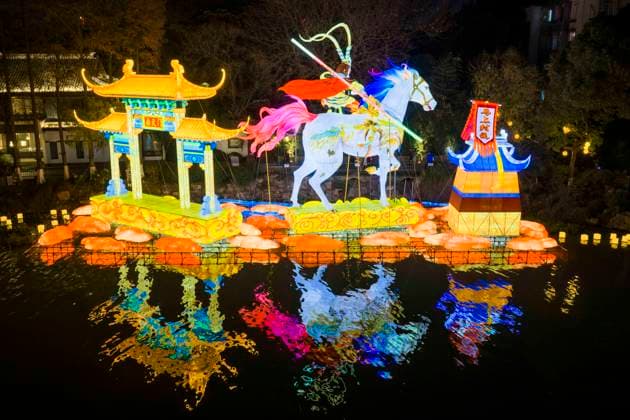 Festive Lantern Exhibited in Nanjing Tourists enjoy festive lanterns in Bailuzhou Park in Nanjing, Jiangsu Province, China on December 26, 2025. Nanjing Jiangsu China  Copyright: xCFOTOx i1766822427854