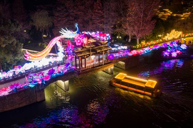 Festive Lantern Exhibited in Nanjing Tourists enjoy festive lanterns in Bailuzhou Park in Nanjing, Jiangsu Province, China on December 26, 2025. Nanjing Jiangsu China  Copyright: xCFOTOx i1766822428507