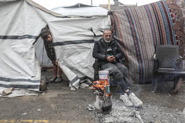 Winter conditions make life more difficult for Palestinians in Gaza DEIR AL-BALAH, GAZA - DECEMBER 27: Displaced Palestinians, staying in makeshift tents, struggle to survive under harsh conditions as rain and severe storms affect the Nuseirat Refugee Camp of Deir al-Balah, Gaza on December 27, 2025. Moiz Salhi Anadolu Deir al-Balah Gaza. Editorial use only. Please get in touch for any other usage.  Copyright: x2025xAnadoluxMoizxSalhix