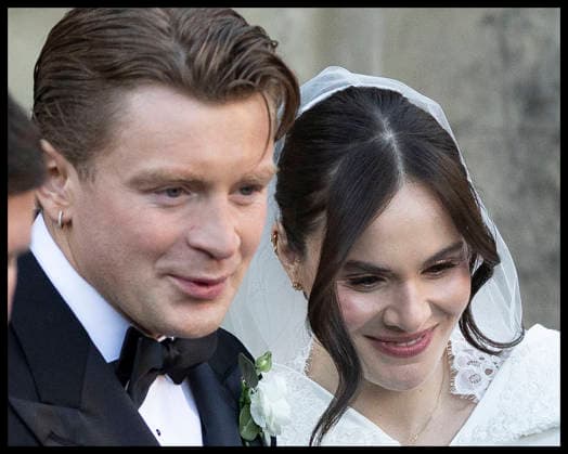 . 27 12 2025. Bath, United Kingdom. Adam Peaty and Holly Ramsay leaving Bath Abbey, United Kingdom, after their wedding.  xStephenxLockx xi-Imagesx IIM-26478-0041