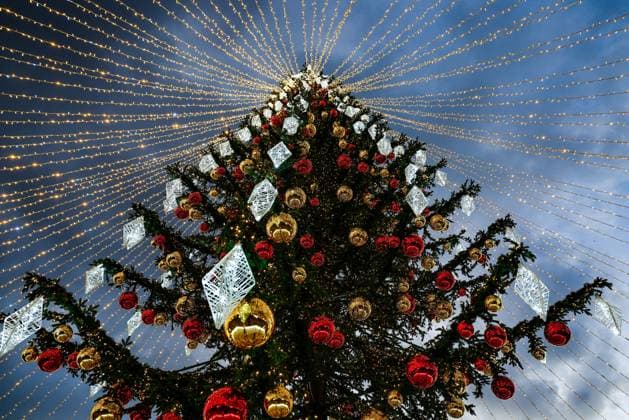 Russia Regions New Year Season Preparations 9081370 27.12.2025 A view shows the city™s main Christmas tree decorated for the upcoming New Year and Christmas holidays, in Kaliningrad, Russia. Vitaly Nevar Sputnik Kaliningrad Russia  Copyright: xVitalyxNevarx